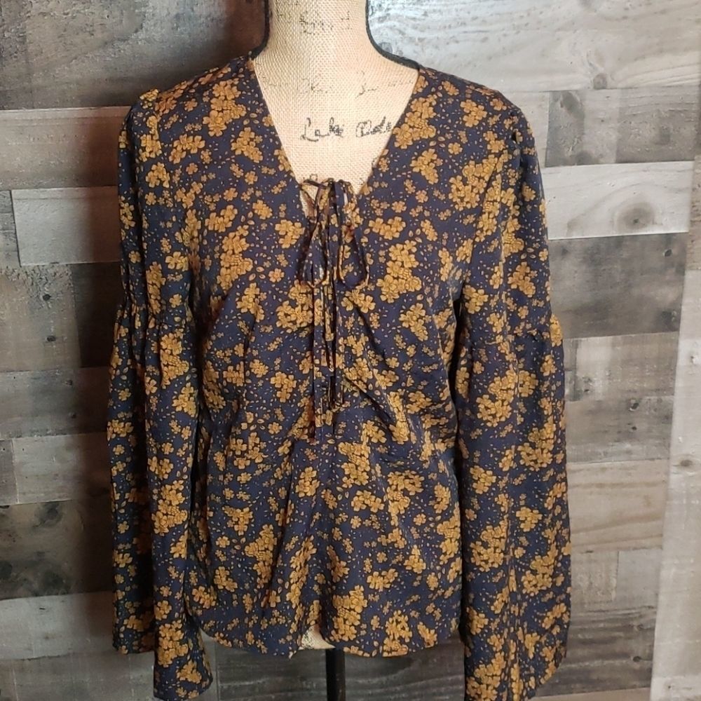 Shein bell sleeved fitted blouse large nwot